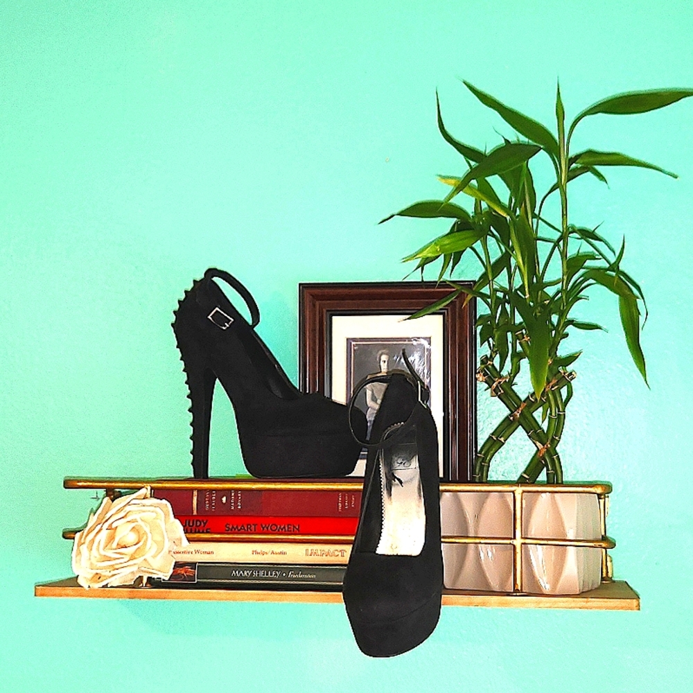 Platform with spiked heel